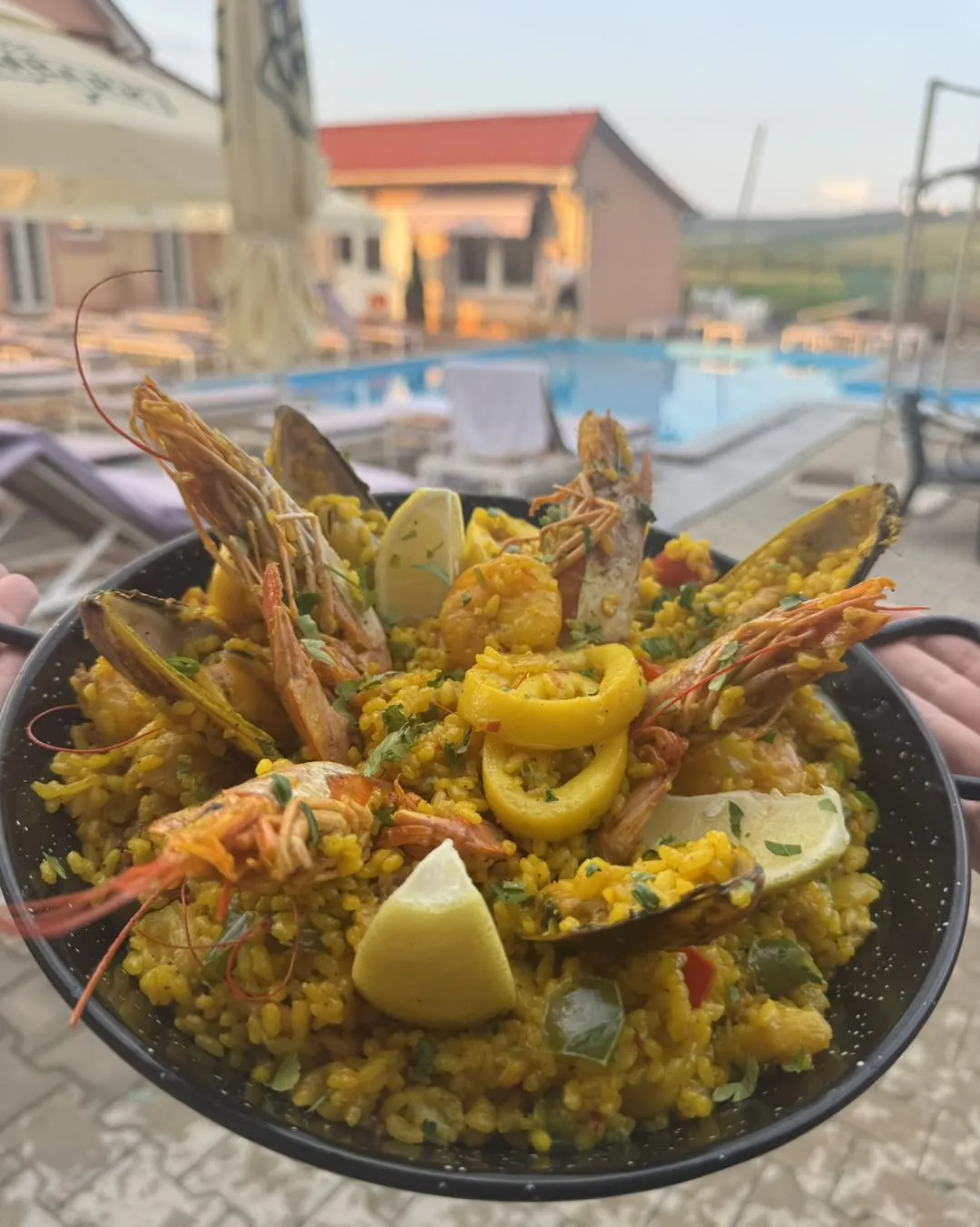 Paella cu fructe de mare, servită la marginea piscinei de la Batiz