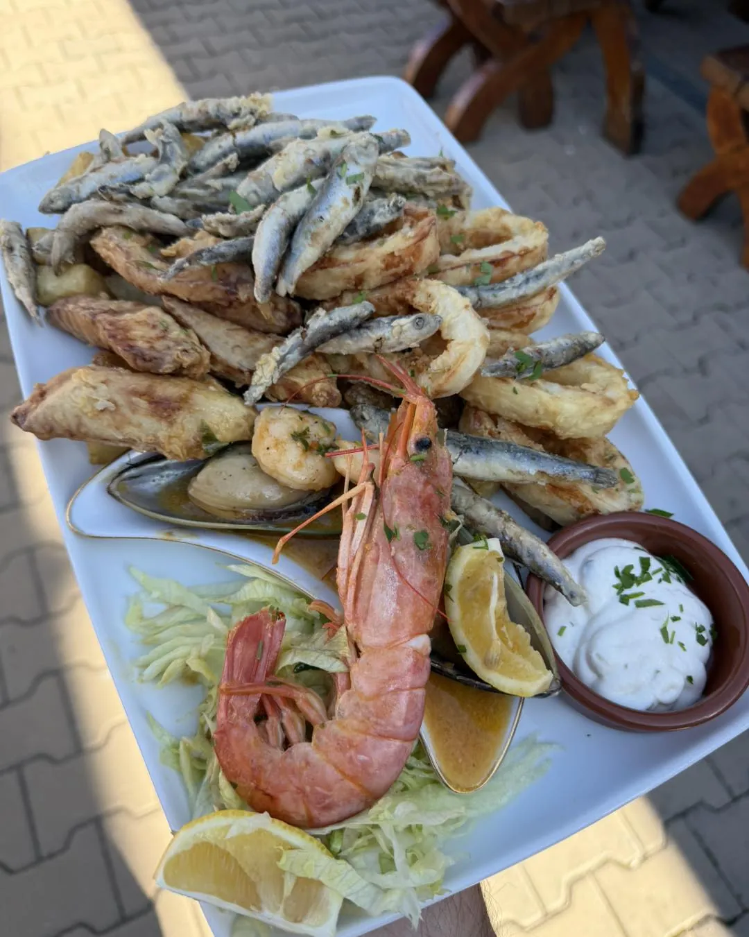 Platou cu fructe de mare prăjite, creveți și lămâie, pe terasa de la Batiz