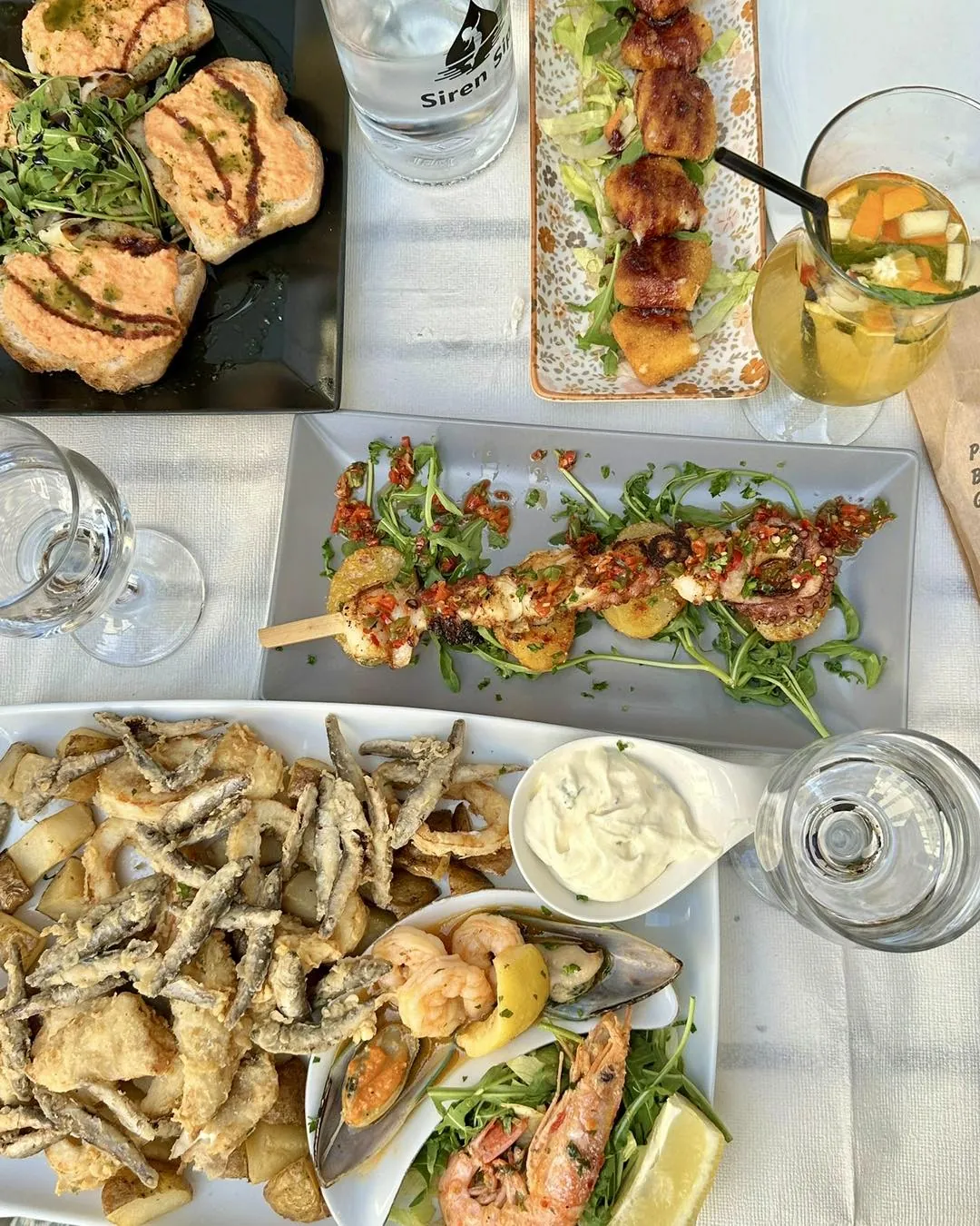 Masă pe terasa din Deva: tapas, pește prăjit, frigărui și băuturi